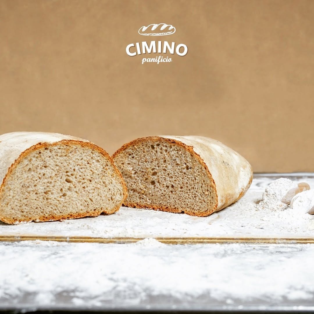 Pane casereccio a lievito madre, appena affettato