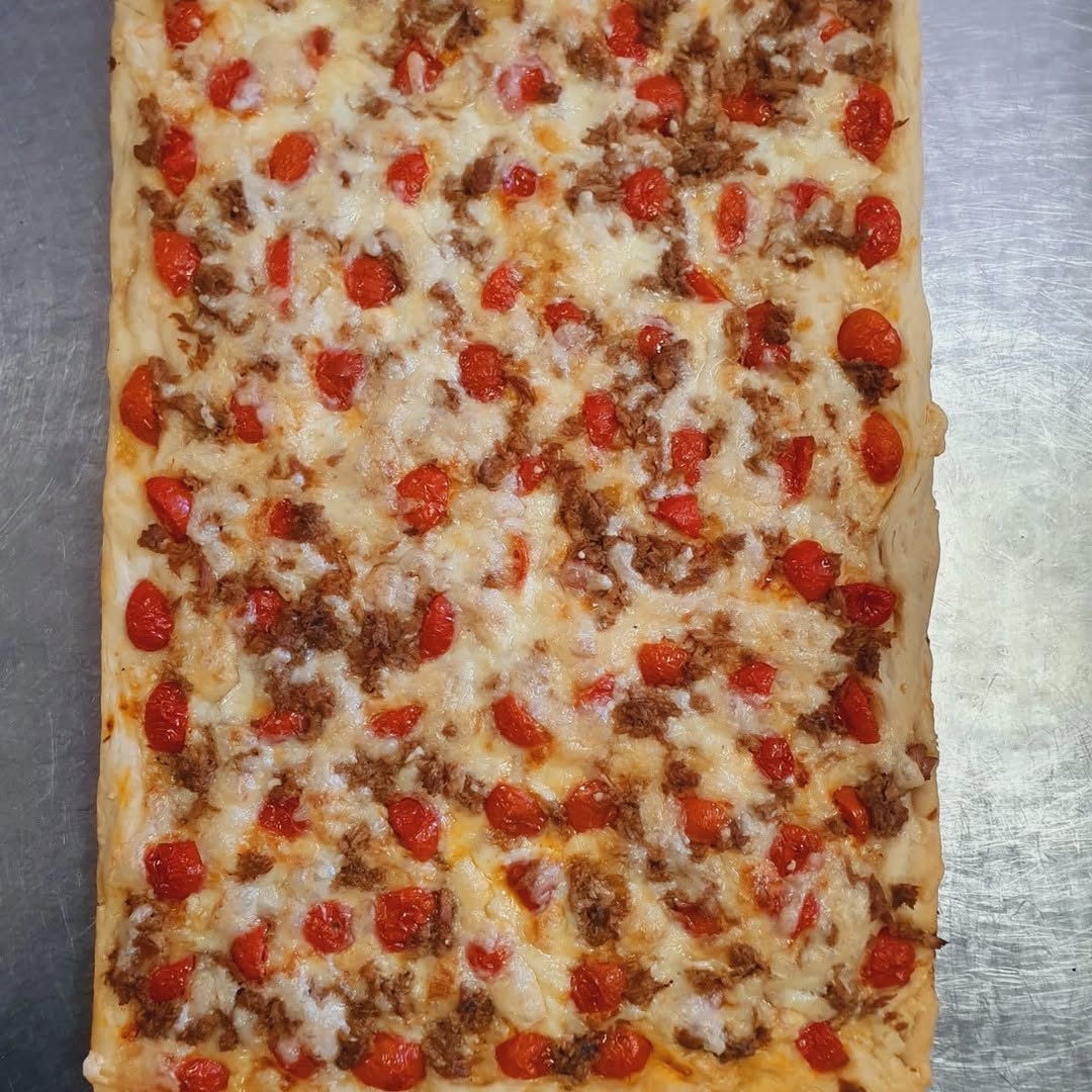 Pizza in teglia con pomodorini freschi