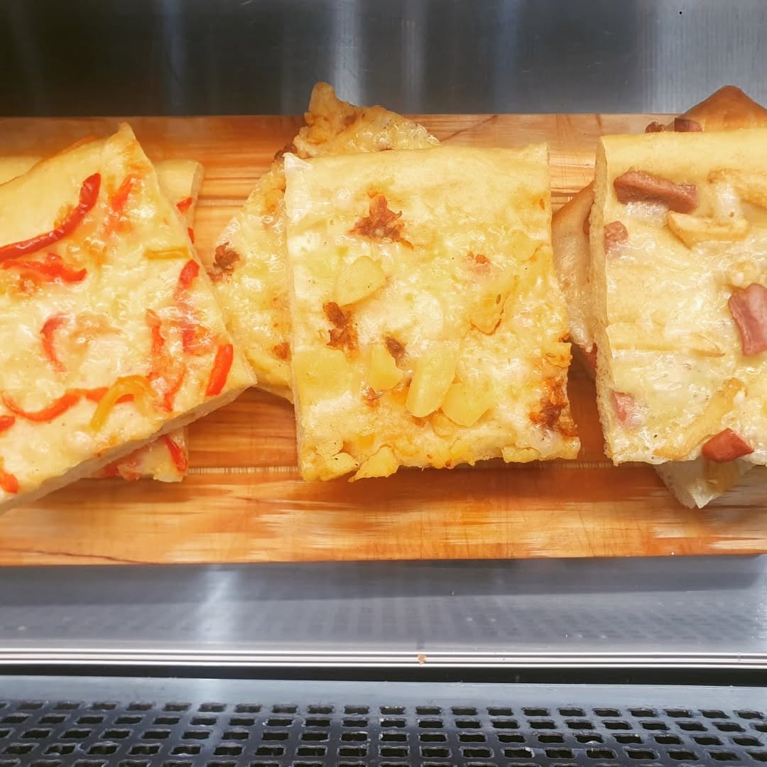 Pizze e focacce al taglio in vetrina